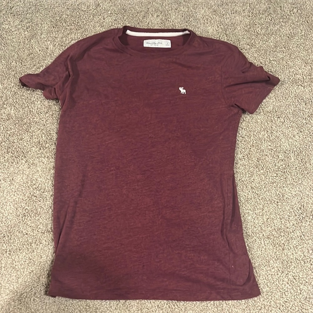 Abercrombie and Fitch barely worn maroon men’s small tee shirt.